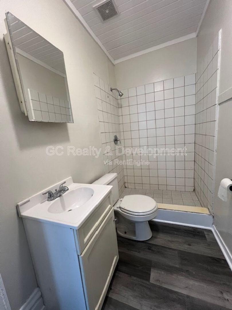 *** DOWNTOWN ELGIN GROUND LEVEL UNIT / 1 BDRM - 1 BTH / APPL INCL  *** property image