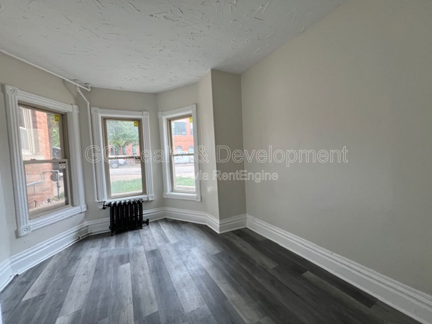 *** DOWNTOWN ELGIN GROUND LEVEL UNIT / 1 BDRM - 1 BTH / APPL INCL  *** property image