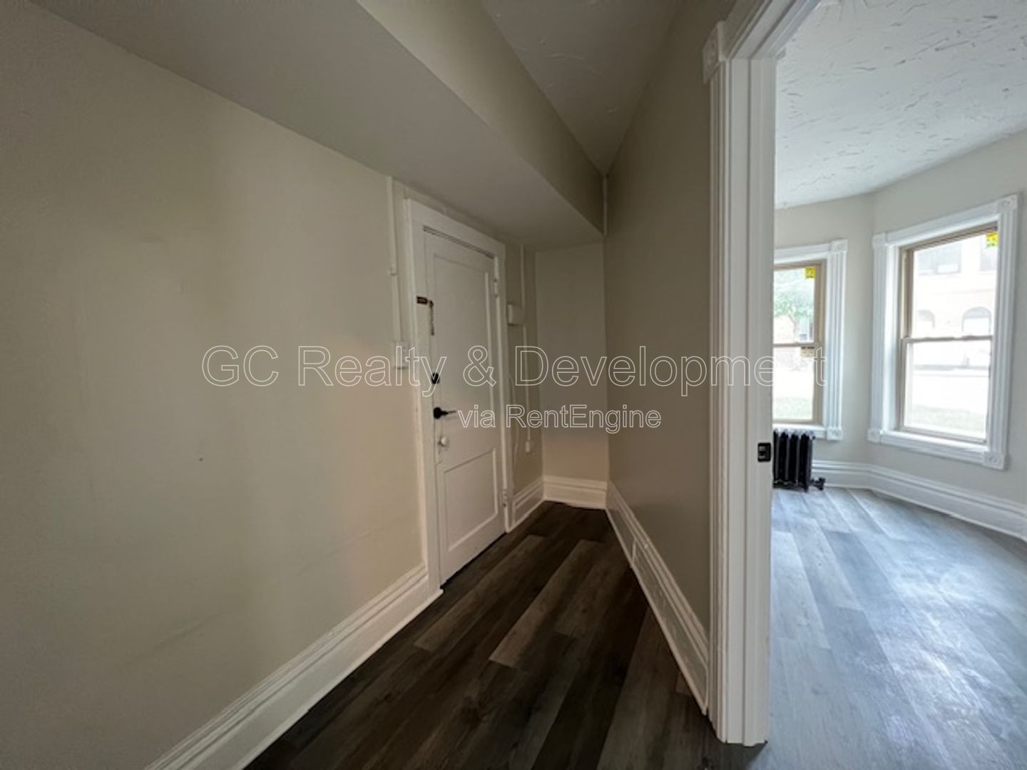 *** DOWNTOWN ELGIN GROUND LEVEL UNIT / 1 BDRM - 1 BTH / APPL INCL  *** property image