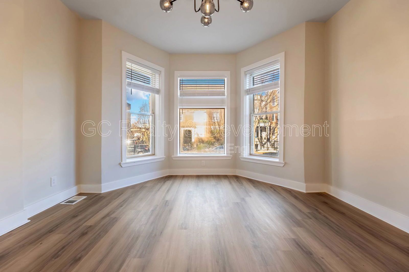 *** IN UNIT LAUNDRY / NEW KITCHEN & BATH / SS APPL / 12 FT CEILINGS / CENTRAL AC *** property image