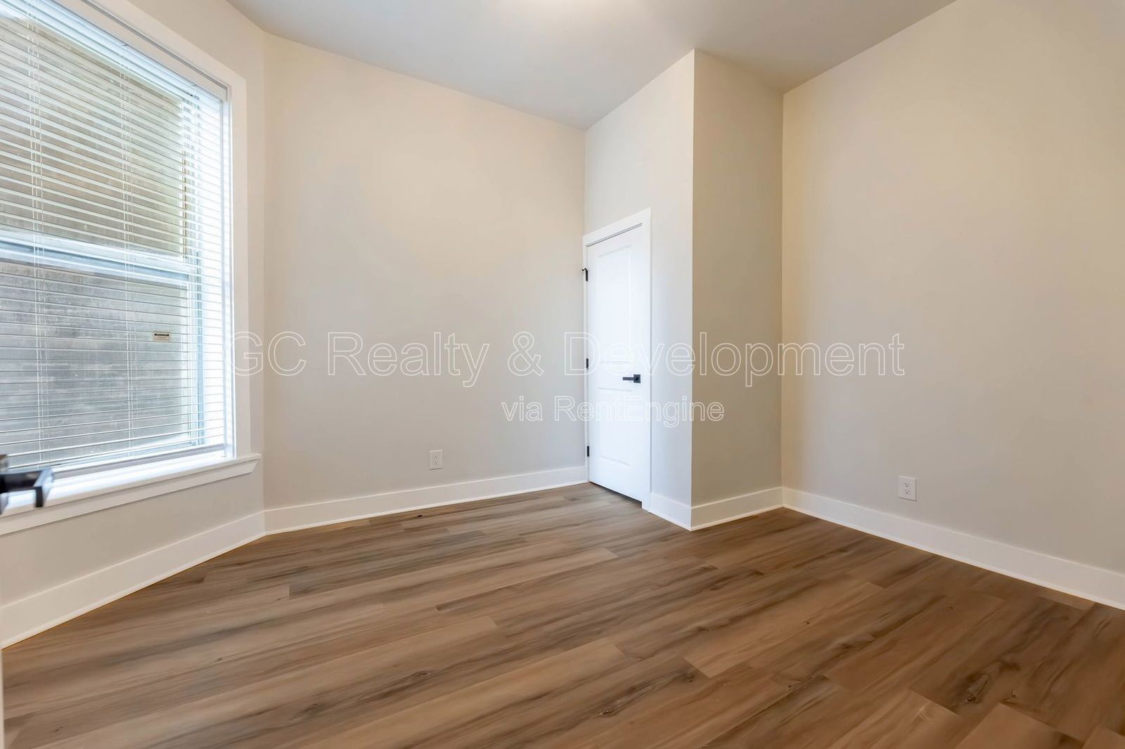 *** IN UNIT LAUNDRY / NEW KITCHEN & BATH / SS APPL / 12 FT CEILINGS / CENTRAL AC *** property image