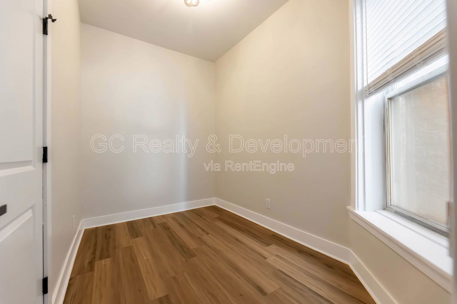 *** IN UNIT LAUNDRY / NEW KITCHEN & BATH / SS APPL / 12 FT CEILINGS / CENTRAL AC *** property image