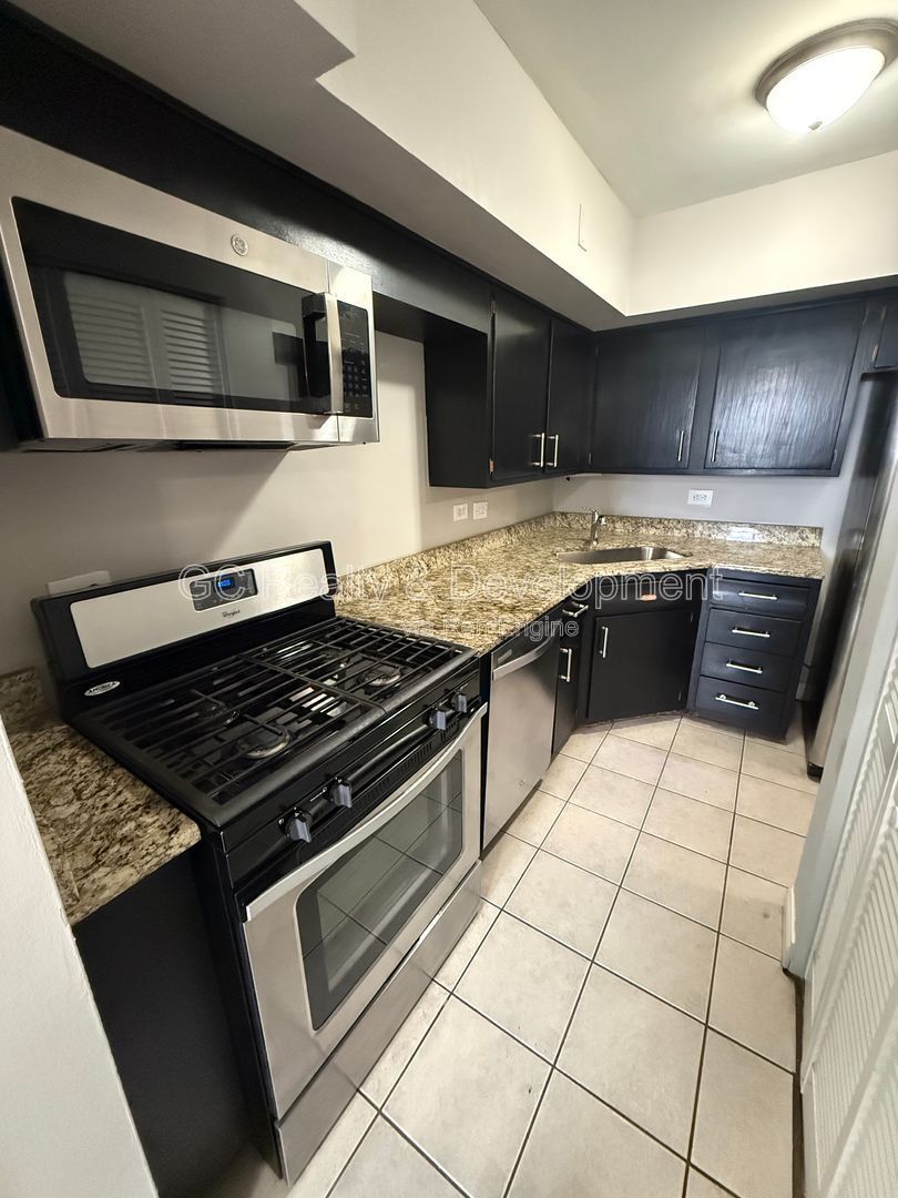 *** 1 BDRM / PARKING INCL / PAY GAS & ELECTRIC ONLY / WALK TO TRAIN & BEACH *** property image