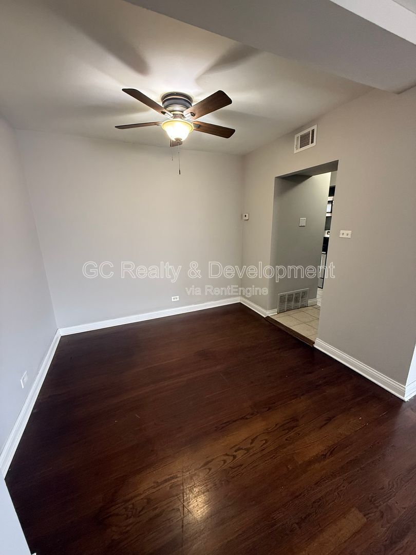 *** 1 BDRM / PARKING INCL / PAY GAS & ELECTRIC ONLY / WALK TO TRAIN & BEACH *** property image