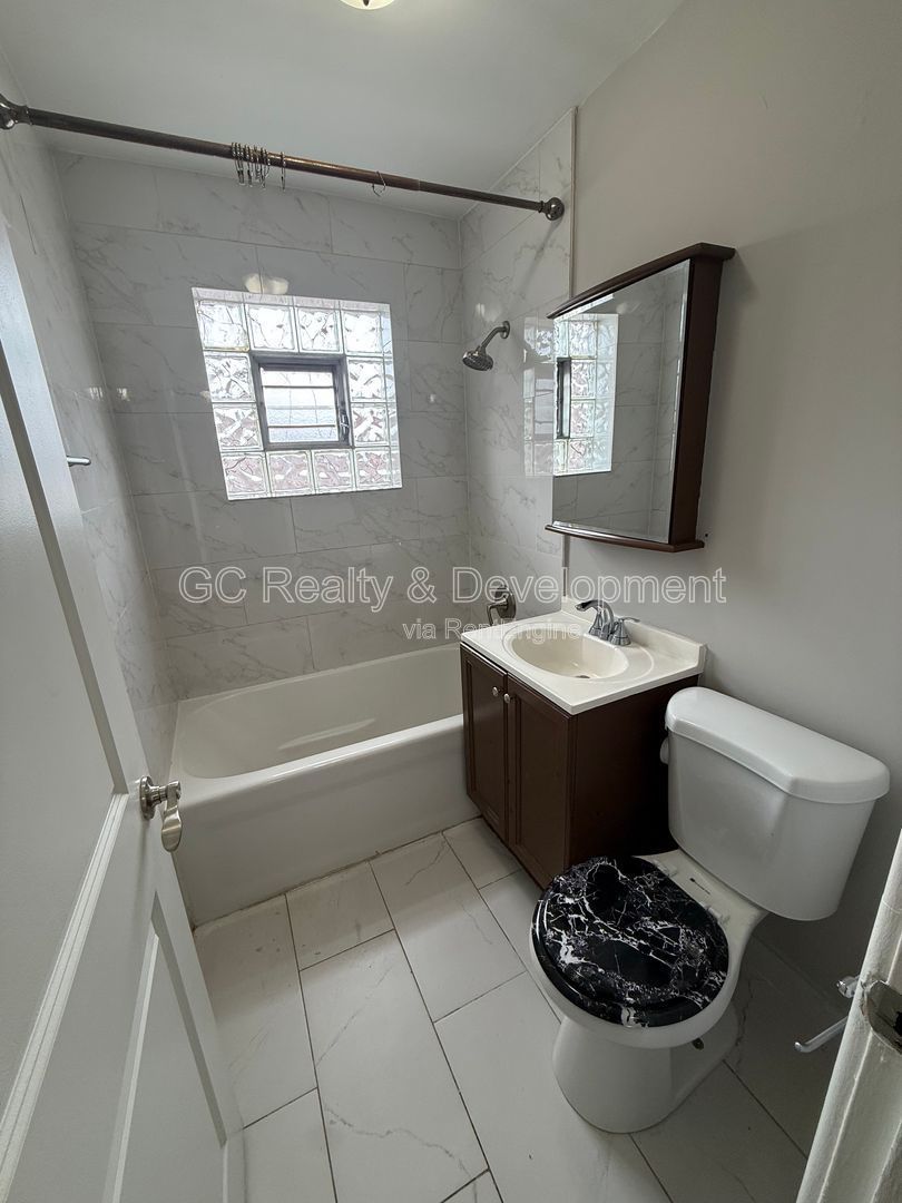 *** 1 BDRM / PARKING INCL / PAY GAS & ELECTRIC ONLY / WALK TO TRAIN & BEACH *** property image