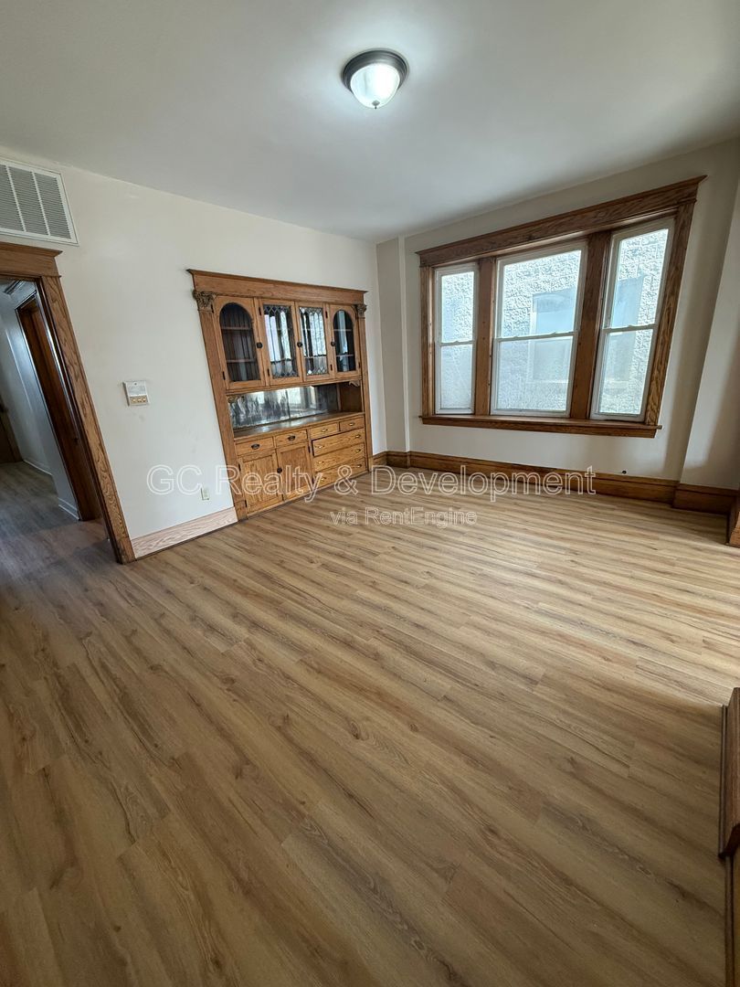 *** 2 BDRM - 1 BTH / 1 PARKING SPOT / WALK TO TRAIN, BUS & SHOPPING *** property image