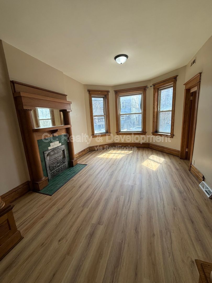 *** 2 BDRM - 1 BTH / 1 PARKING SPOT / WALK TO TRAIN, BUS & SHOPPING *** property image