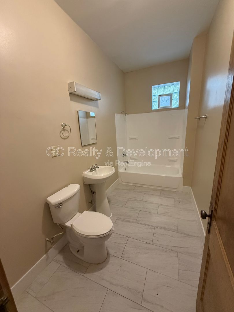 *** 2 BDRM - 1 BTH / 1 PARKING SPOT / WALK TO TRAIN, BUS & SHOPPING *** property image