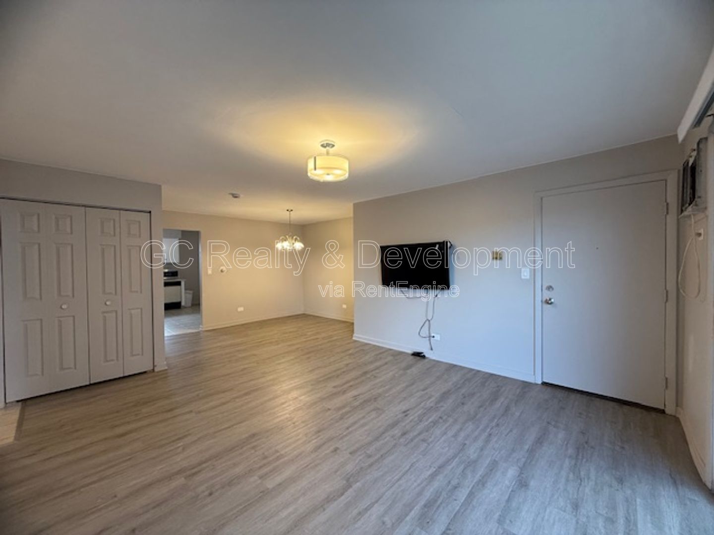 *** 2 BDRM / PARKING INCLUDED / ONLY PAY ELECTRIC / LAUNDRY ON SITE *** property image