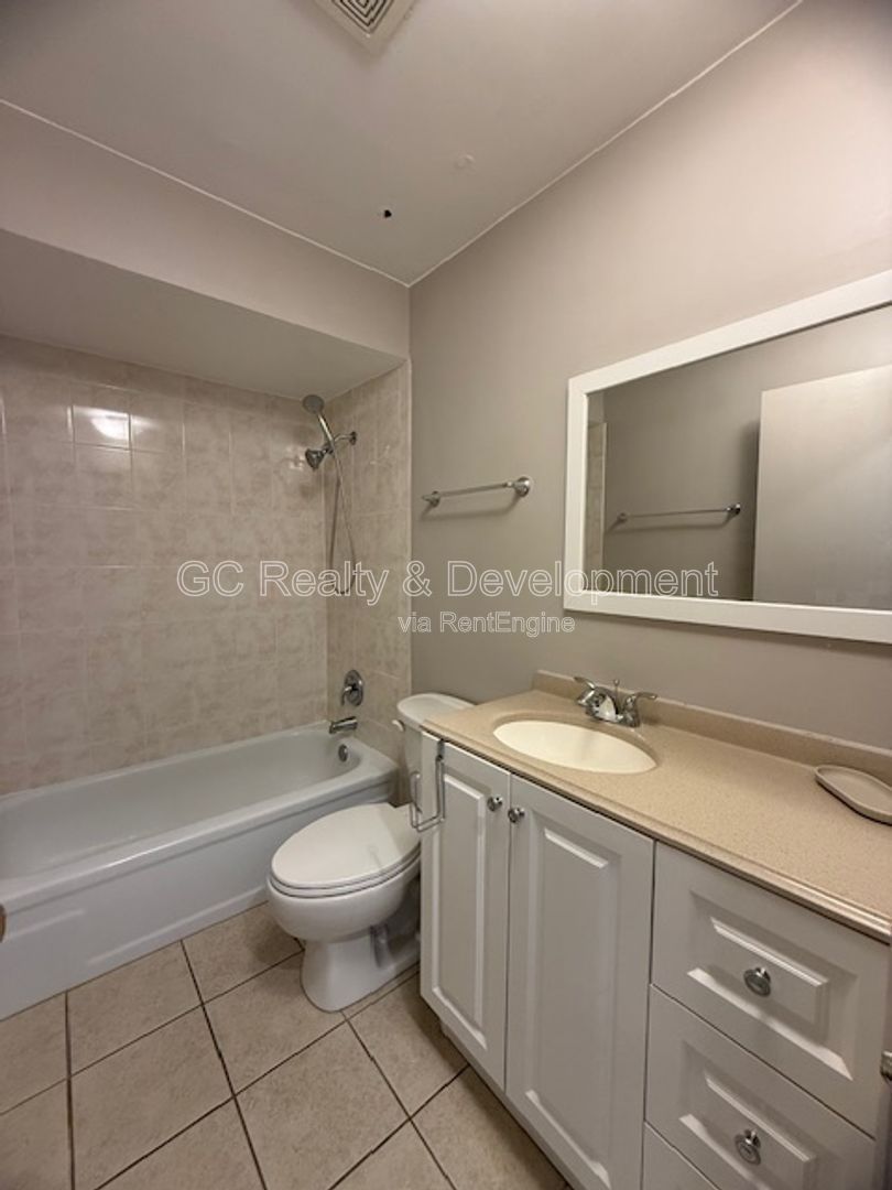 *** 2 BDRM / PARKING INCLUDED / ONLY PAY ELECTRIC / LAUNDRY ON SITE *** property image