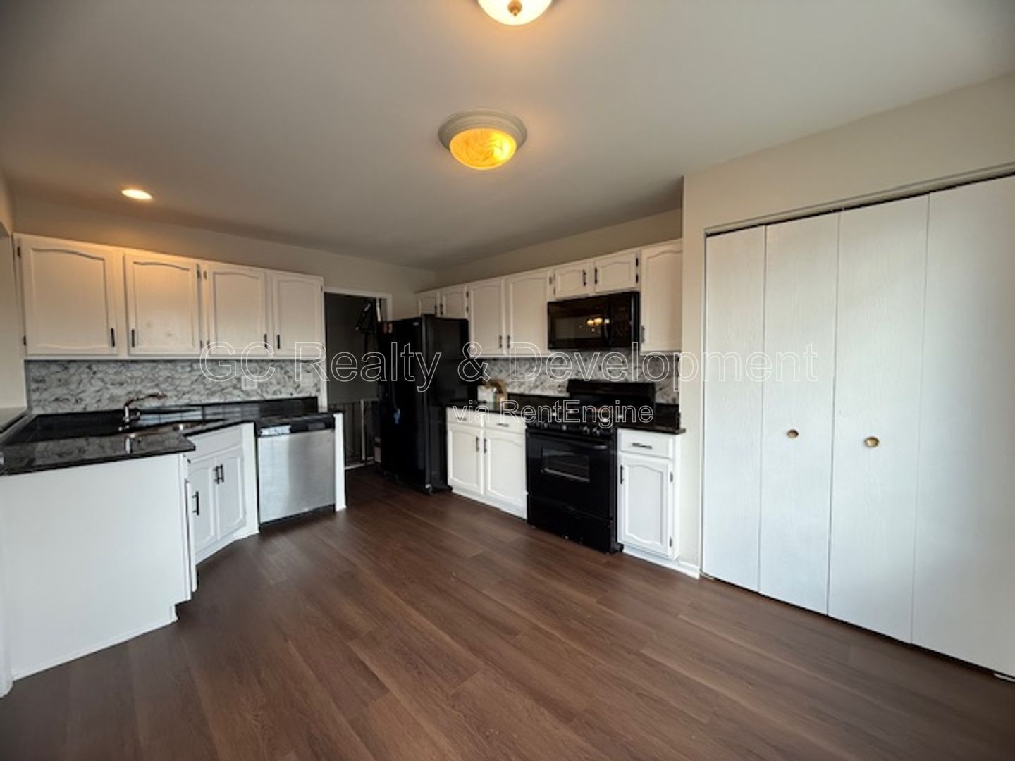 *** PRIME LOCATION / RECENTLY UPDATED / 2 BDRM - 2 BTH / PRIVATE BALCONY / ATTACHED GARAGE *** property image