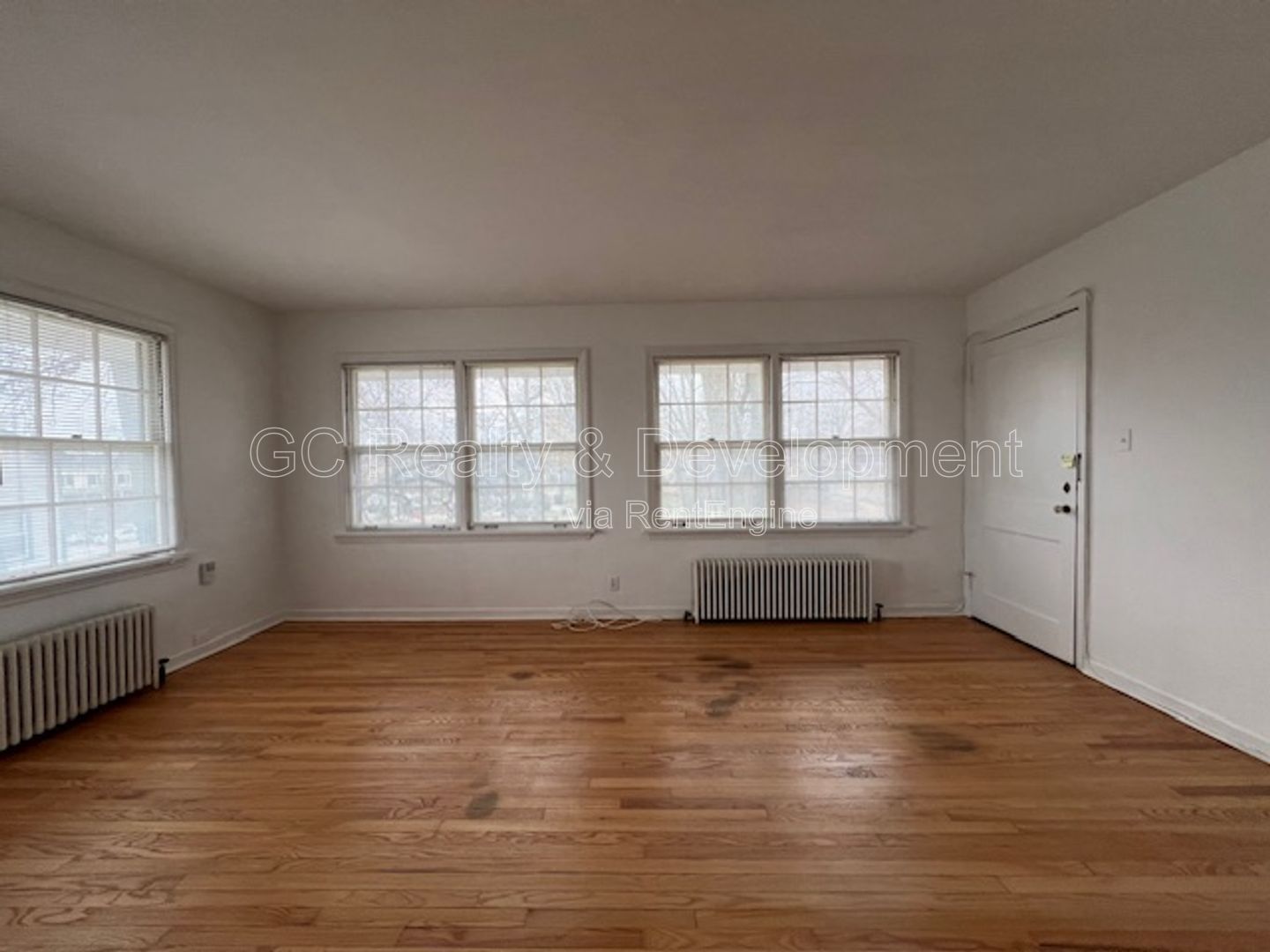 *** PRIME LOCATION - WALK TO DOWNTOWN ST. CHARLES / 1BDRM - 1 BTH / FREE LAUNDRY ON SITE *** property image