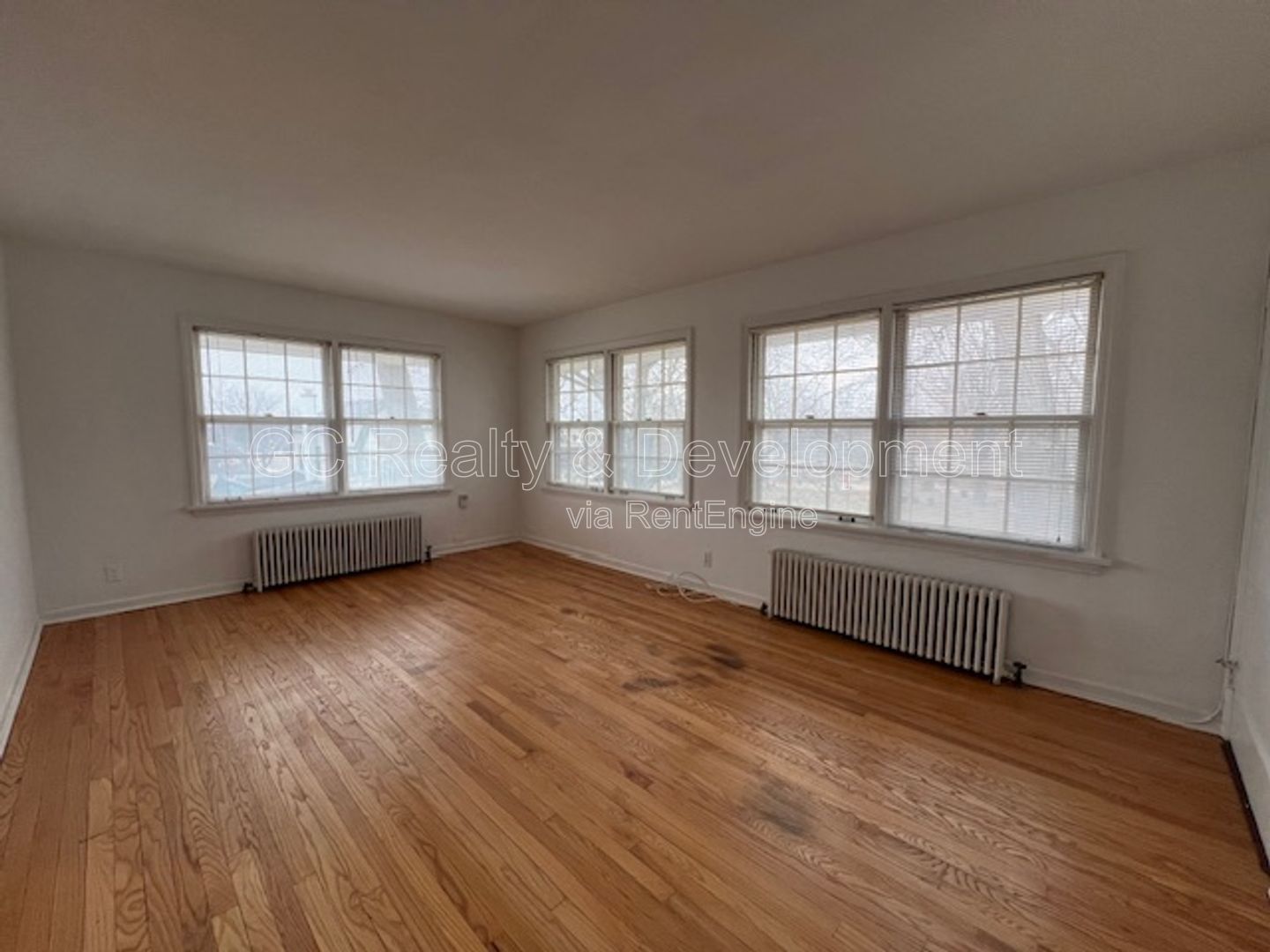 *** PRIME LOCATION - WALK TO DOWNTOWN ST. CHARLES / 1BDRM - 1 BTH / FREE LAUNDRY ON SITE *** property image