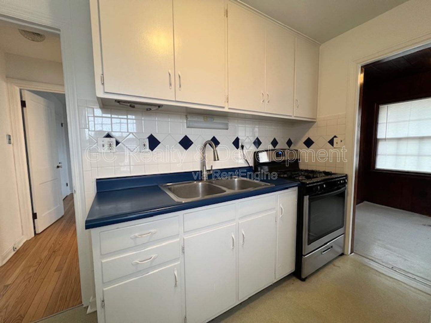 *** PRIME LOCATION - WALK TO DOWNTOWN ST. CHARLES / 1BDRM - 1 BTH / FREE LAUNDRY ON SITE *** property image