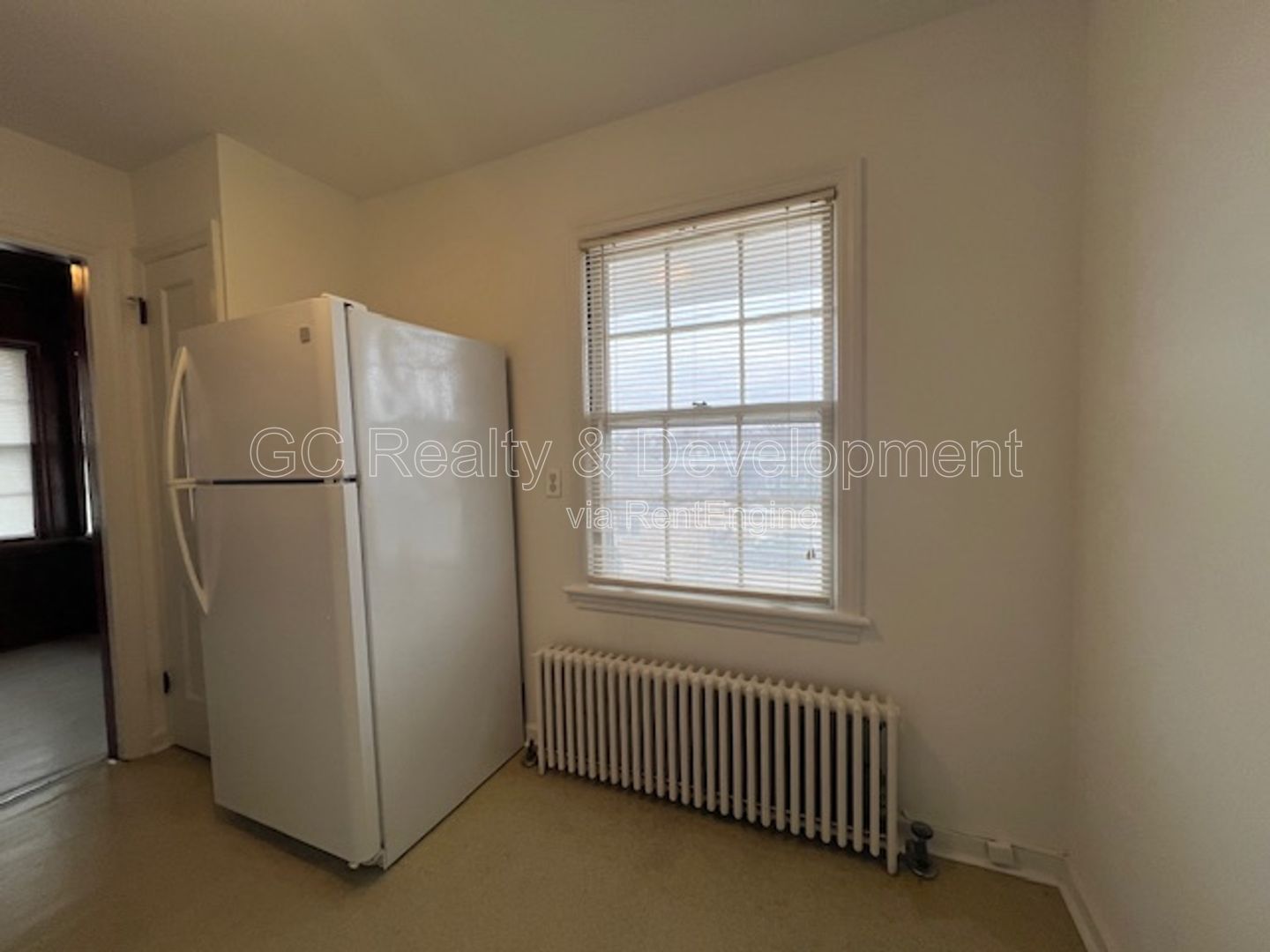 *** PRIME LOCATION - WALK TO DOWNTOWN ST. CHARLES / 1BDRM - 1 BTH / FREE LAUNDRY ON SITE *** property image