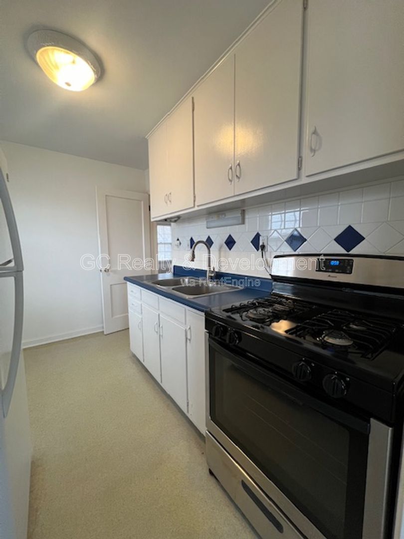 *** PRIME LOCATION - WALK TO DOWNTOWN ST. CHARLES / 1BDRM - 1 BTH / FREE LAUNDRY ON SITE *** property image