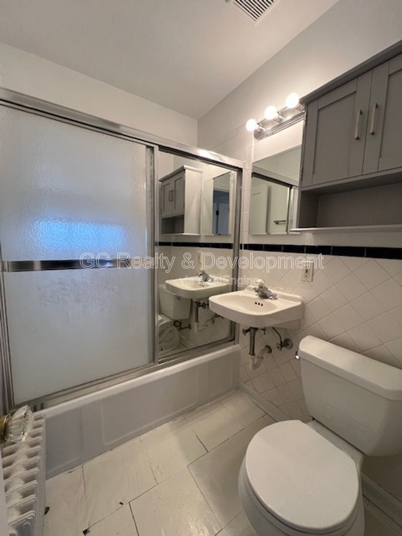 *** PRIME LOCATION - WALK TO DOWNTOWN ST. CHARLES / 1BDRM - 1 BTH / FREE LAUNDRY ON SITE *** property image