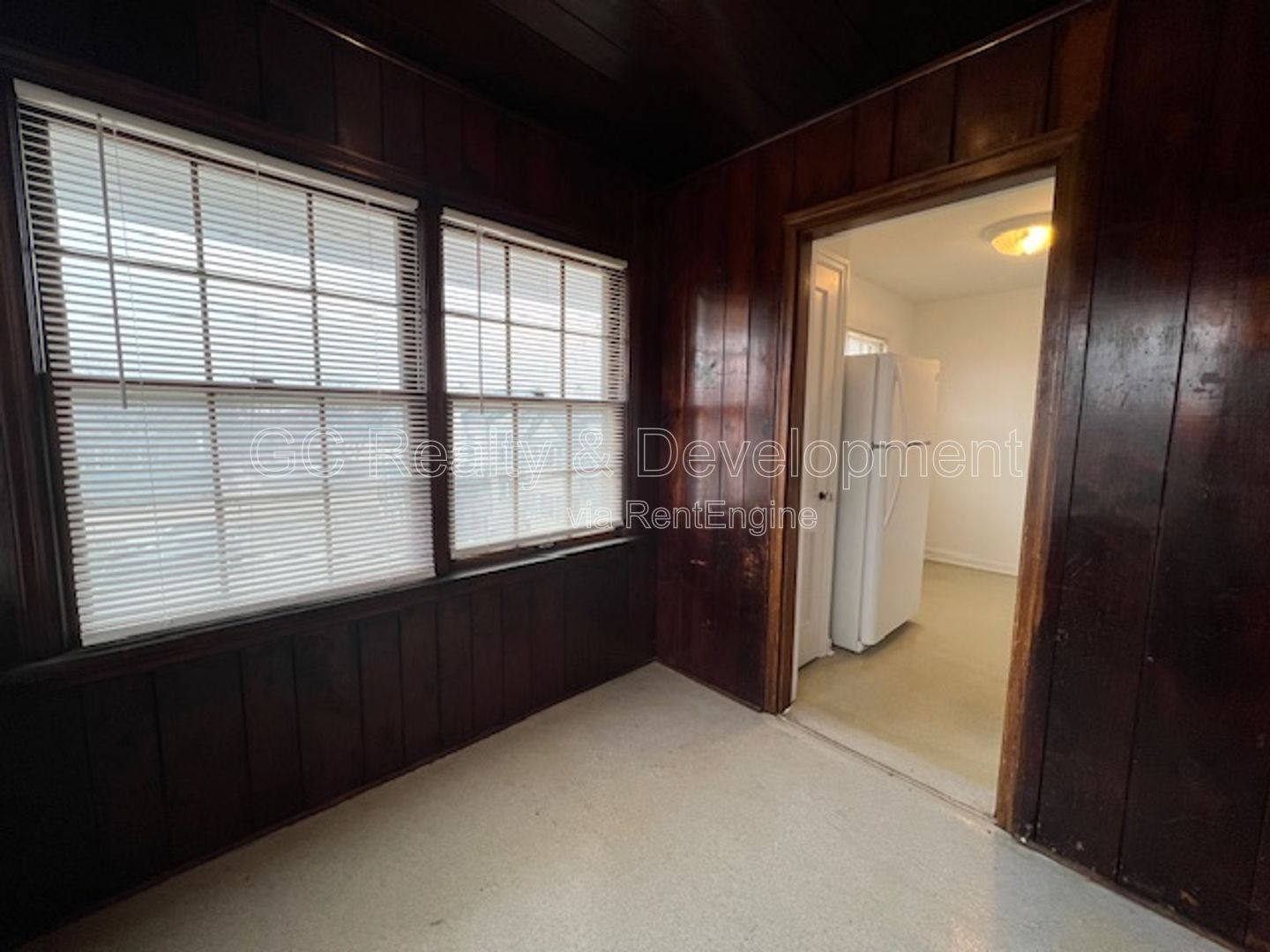 *** PRIME LOCATION - WALK TO DOWNTOWN ST. CHARLES / 1BDRM - 1 BTH / FREE LAUNDRY ON SITE *** property image