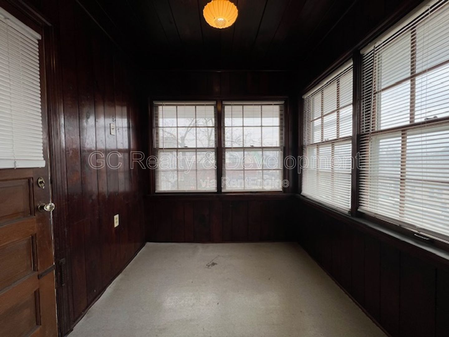 *** PRIME LOCATION - WALK TO DOWNTOWN ST. CHARLES / 1BDRM - 1 BTH / FREE LAUNDRY ON SITE *** property image