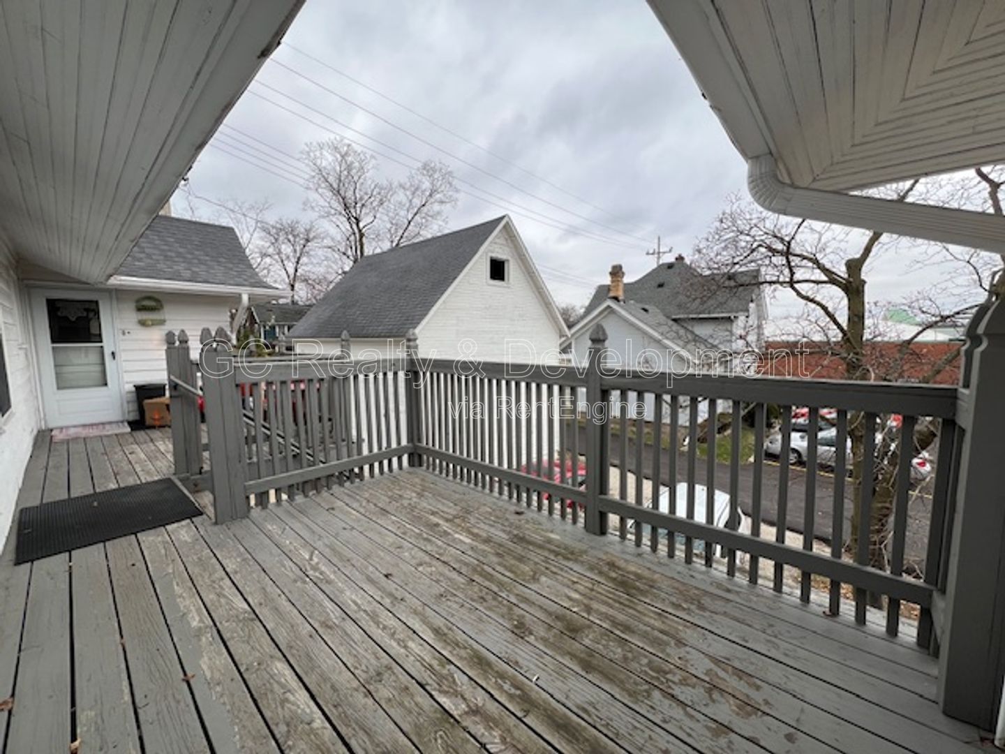 *** PRIME LOCATION - WALK TO DOWNTOWN ST. CHARLES / 1BDRM - 1 BTH / FREE LAUNDRY ON SITE *** property image