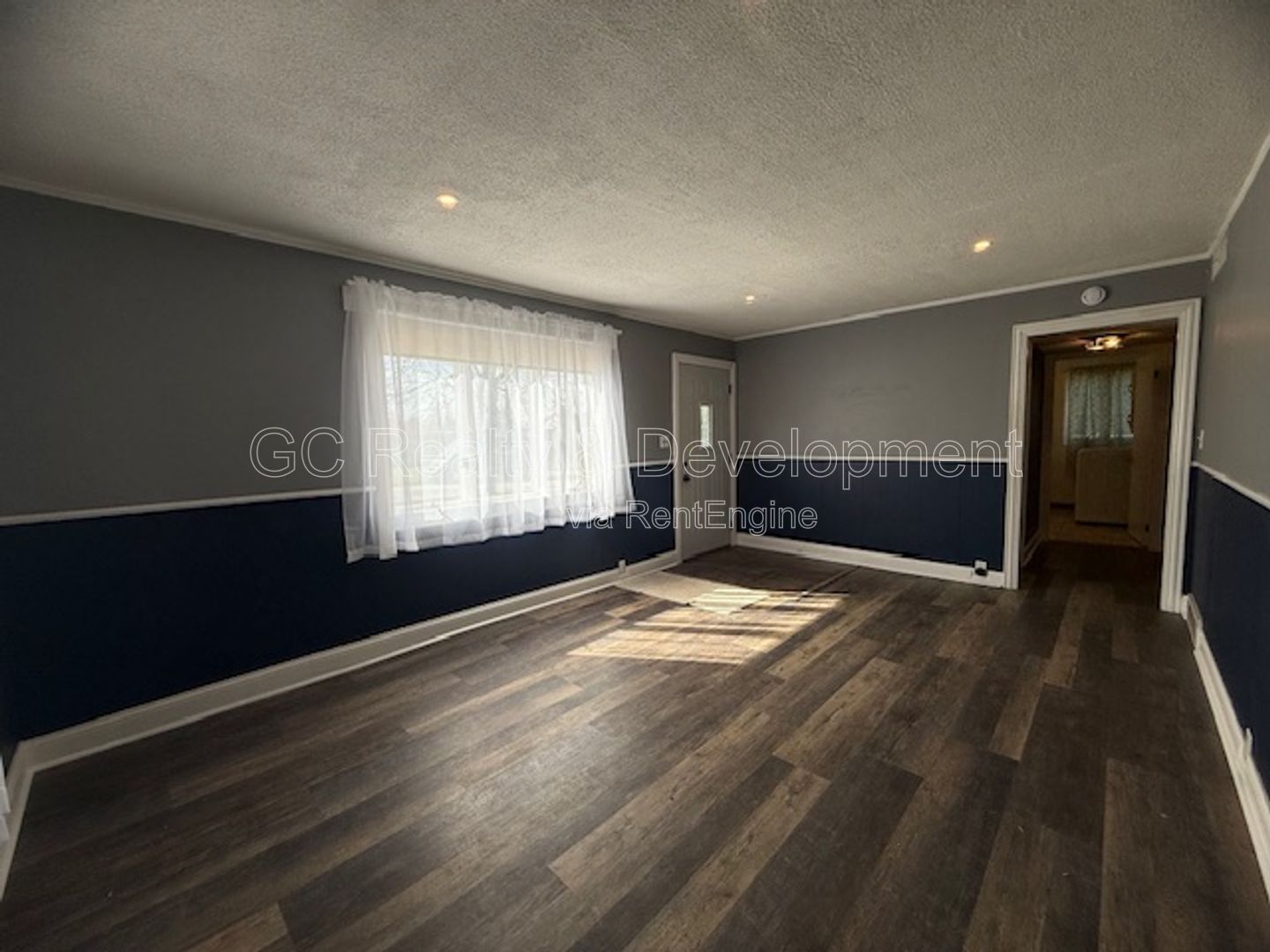 *** RECENTLY UPDATED / 3 BDRM / PET FRIENDLY / FENCED YARD / DETACHED GARAGE / CENTRAL AC *** property image