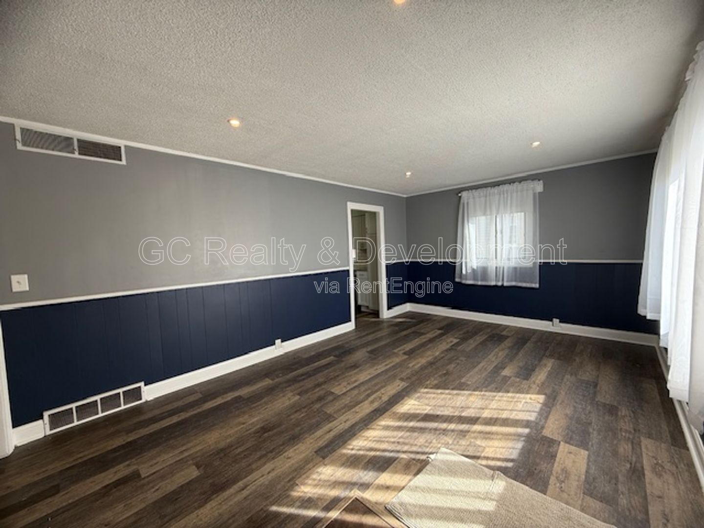 *** RECENTLY UPDATED / 3 BDRM / PET FRIENDLY / FENCED YARD / DETACHED GARAGE / CENTRAL AC *** property image
