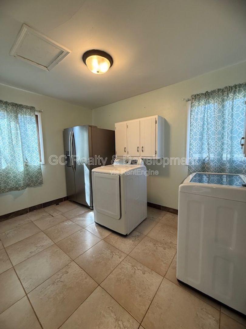 *** RECENTLY UPDATED / 3 BDRM / PET FRIENDLY / FENCED YARD / DETACHED GARAGE / CENTRAL AC *** property image