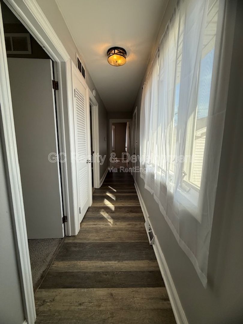 *** RECENTLY UPDATED / 3 BDRM / PET FRIENDLY / FENCED YARD / DETACHED GARAGE / CENTRAL AC *** property image