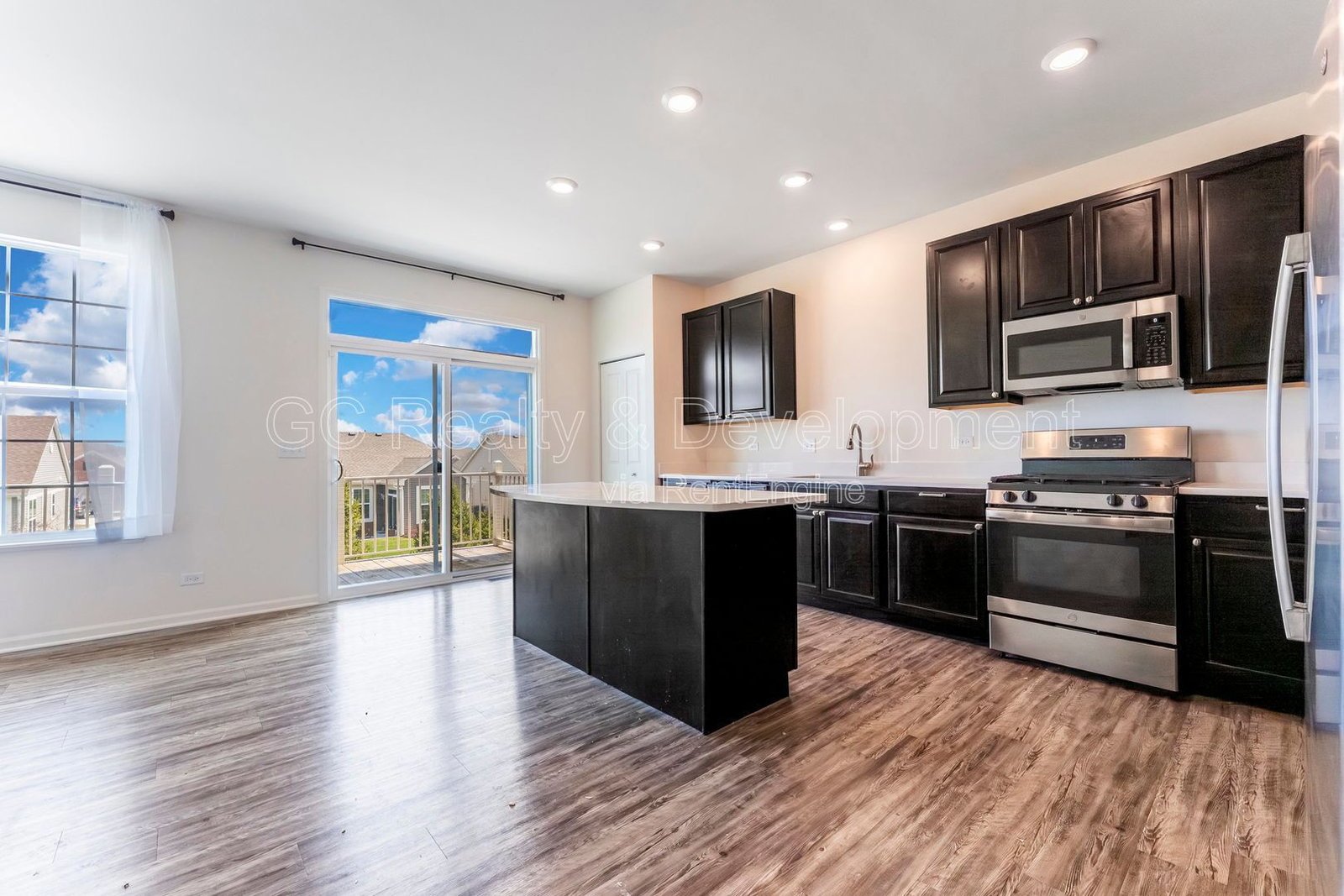 *** 3 BDRM - 2.5 BTH / PET FRIENDLY / LRG CLOSETS / 2000+ SQFT / FINISHED BSMT *** property image