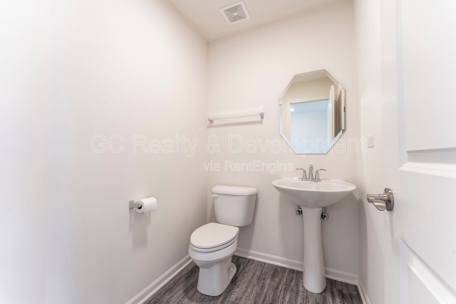 *** 3 BDRM - 2.5 BTH / PET FRIENDLY / LRG CLOSETS / 2000+ SQFT / FINISHED BSMT *** property image