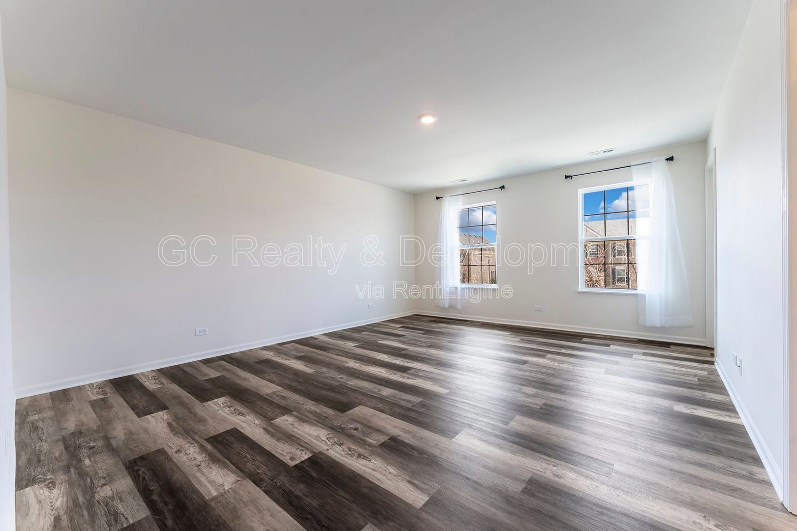 *** 3 BDRM - 2.5 BTH / PET FRIENDLY / LRG CLOSETS / 2000+ SQFT / FINISHED BSMT *** property image