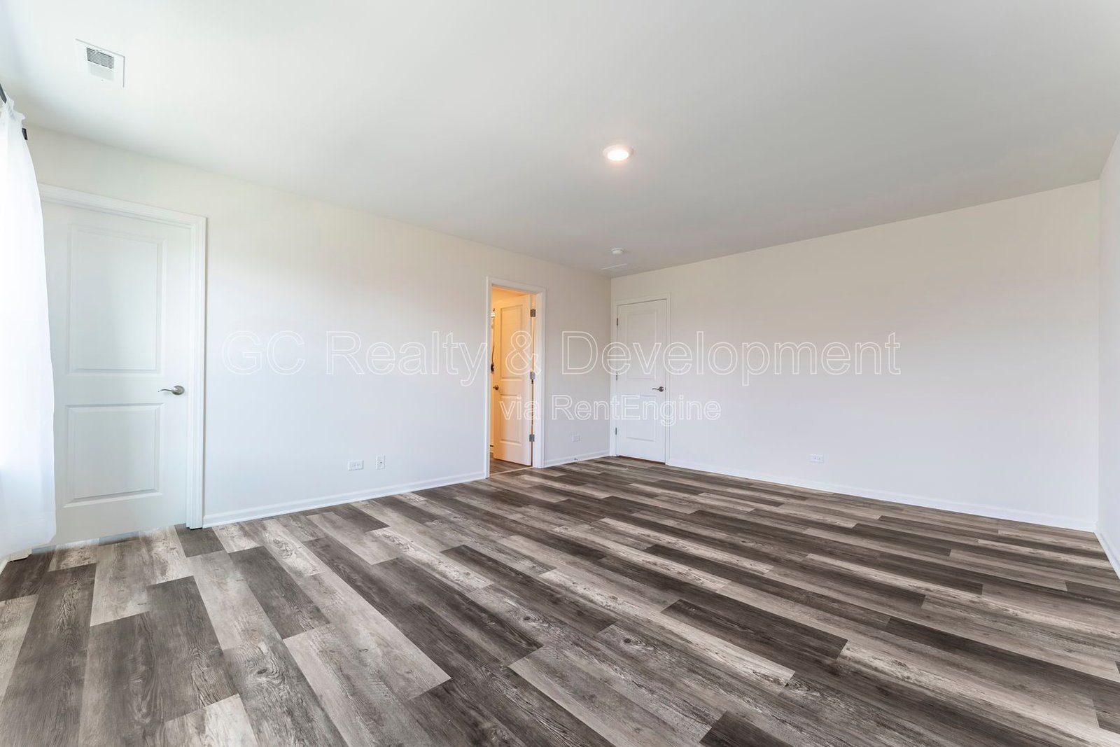 *** 3 BDRM - 2.5 BTH / PET FRIENDLY / LRG CLOSETS / 2000+ SQFT / FINISHED BSMT *** property image