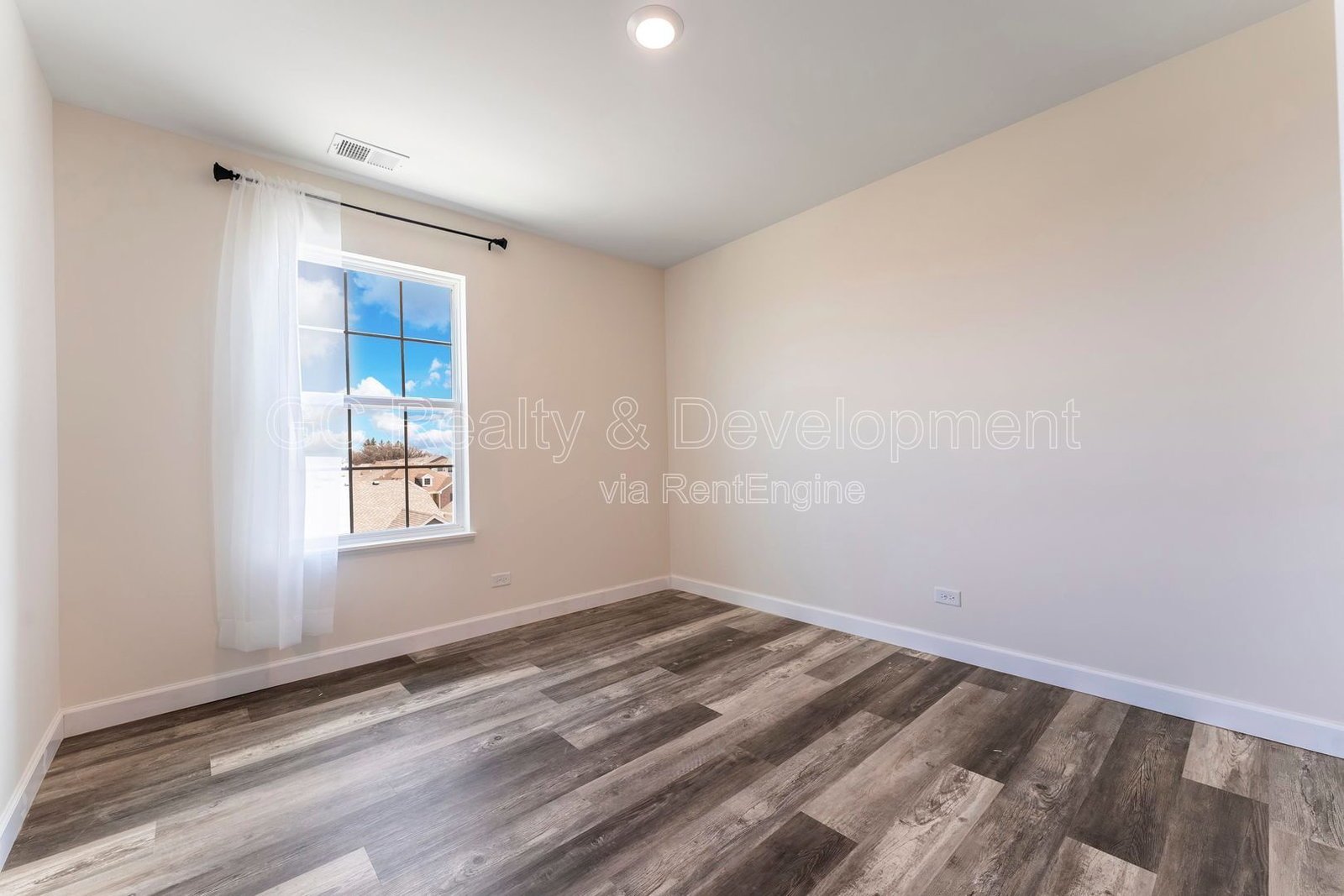 *** 3 BDRM - 2.5 BTH / PET FRIENDLY / LRG CLOSETS / 2000+ SQFT / FINISHED BSMT *** property image