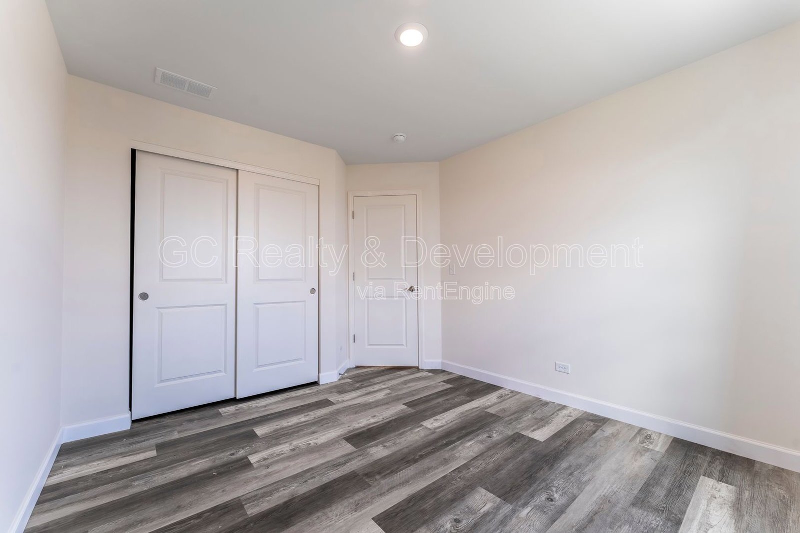 *** 3 BDRM - 2.5 BTH / PET FRIENDLY / LRG CLOSETS / 2000+ SQFT / FINISHED BSMT *** property image