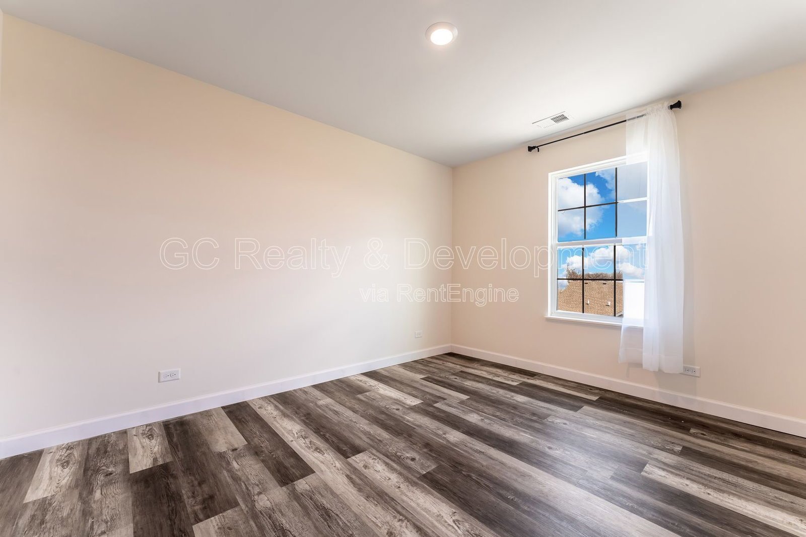 *** 3 BDRM - 2.5 BTH / PET FRIENDLY / LRG CLOSETS / 2000+ SQFT / FINISHED BSMT *** property image