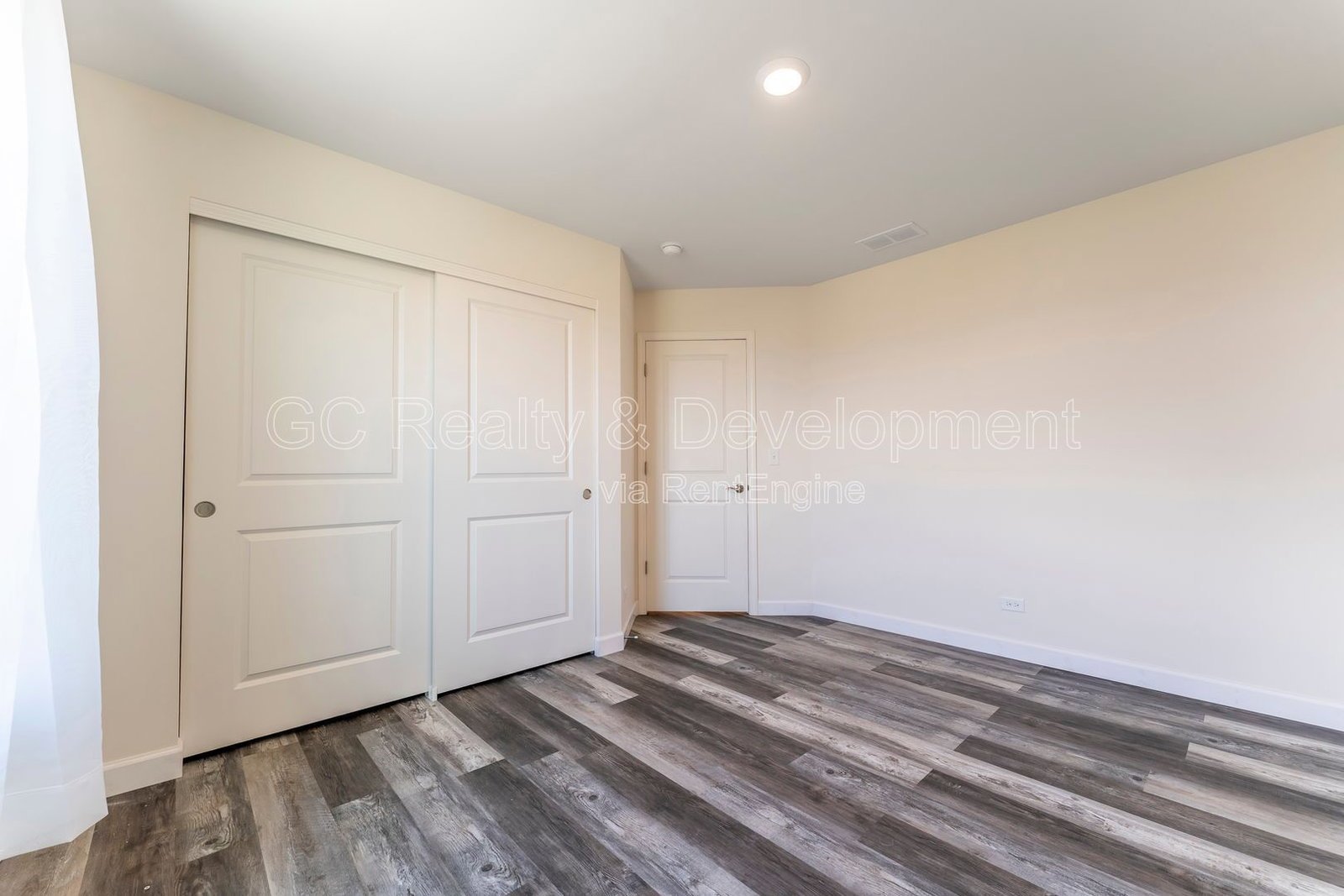 *** 3 BDRM - 2.5 BTH / PET FRIENDLY / LRG CLOSETS / 2000+ SQFT / FINISHED BSMT *** property image