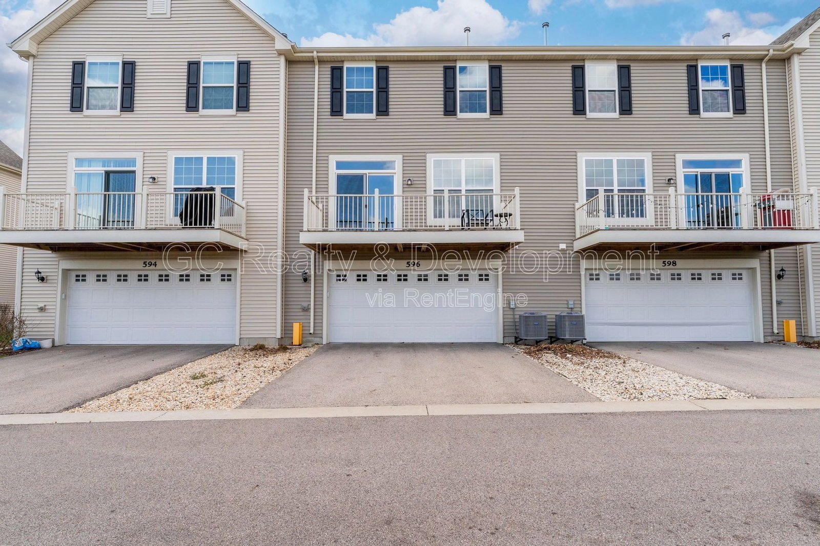 *** 3 BDRM - 2.5 BTH / PET FRIENDLY / LRG CLOSETS / 2000+ SQFT / FINISHED BSMT *** property image