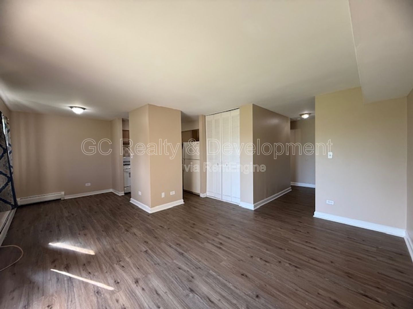 *** 1ST FLOOR UNIT / 1 BDRM / ONLY PAY ELECTRIC / LAUNDRY ON SITE / PARKING INCL *** property image