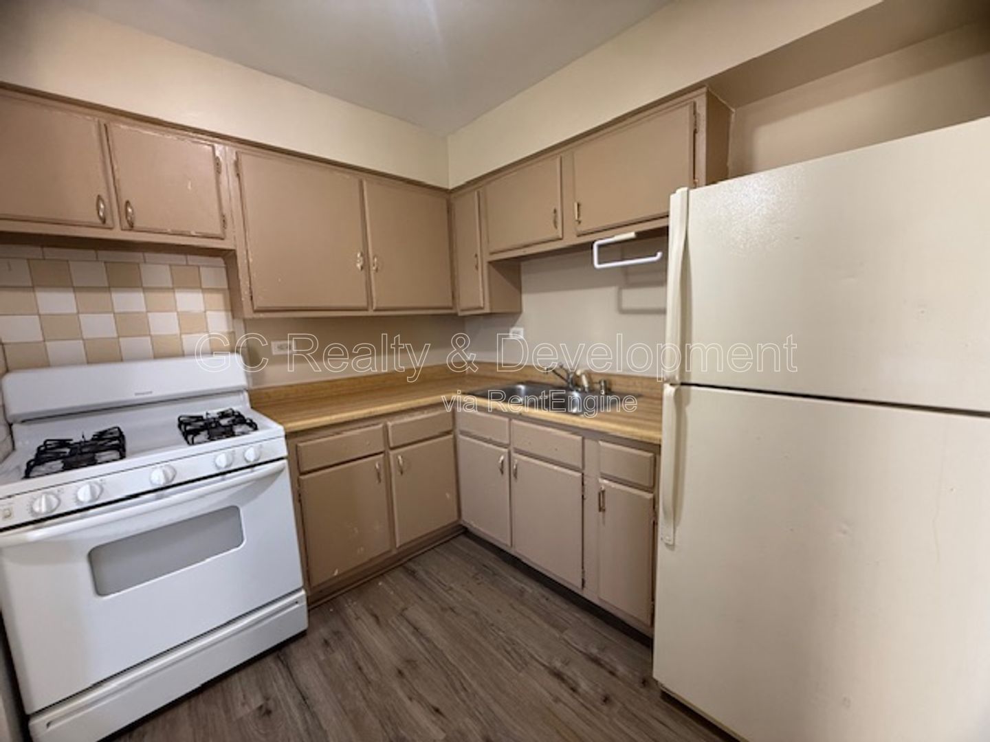 *** 1ST FLOOR UNIT / 1 BDRM / ONLY PAY ELECTRIC / LAUNDRY ON SITE / PARKING INCL *** property image