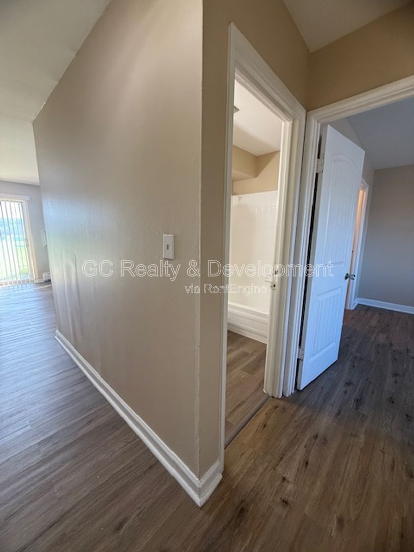 *** 1ST FLOOR UNIT / 1 BDRM / ONLY PAY ELECTRIC / LAUNDRY ON SITE / PARKING INCL *** property image