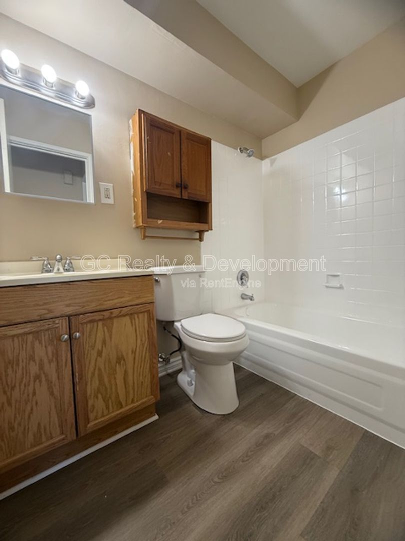 *** 1ST FLOOR UNIT / 1 BDRM / ONLY PAY ELECTRIC / LAUNDRY ON SITE / PARKING INCL *** property image