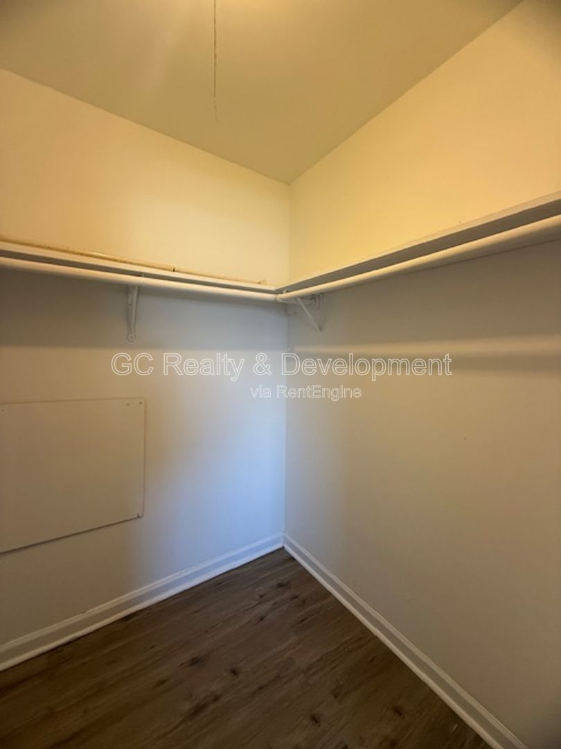 *** 1ST FLOOR UNIT / 1 BDRM / ONLY PAY ELECTRIC / LAUNDRY ON SITE / PARKING INCL *** property image