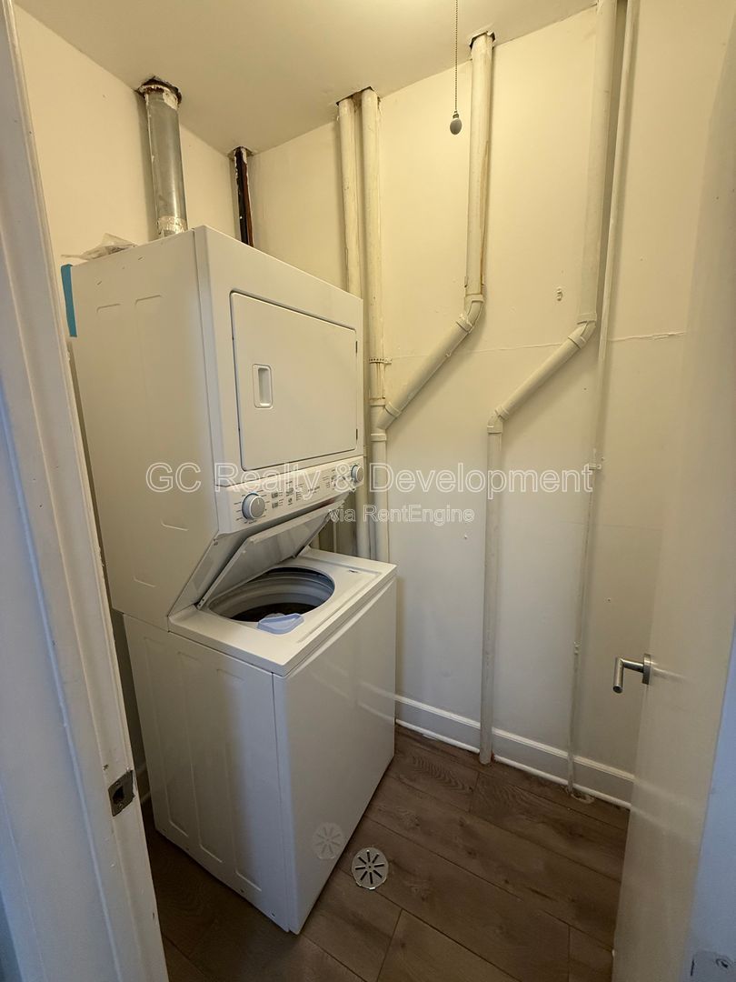 ***CENTRAL AIR / RECENTLY UPDATED / 3 BDRMS / WASHER AND DRYER IN UNIT / SS APPL INCL*** property image
