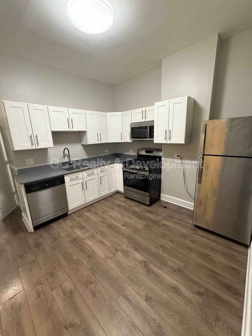 ***CENTRAL AIR / RECENTLY UPDATED / 3 BDRMS / WASHER AND DRYER IN UNIT / SS APPL INCL*** property image