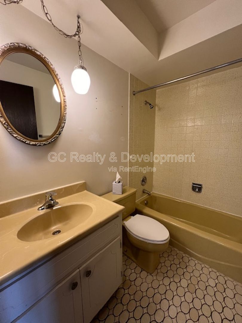 *** LA GRANGE PARK / 2 BDRM - 1 BTH / COIN LAUNDRY IN BUILDING *** property image