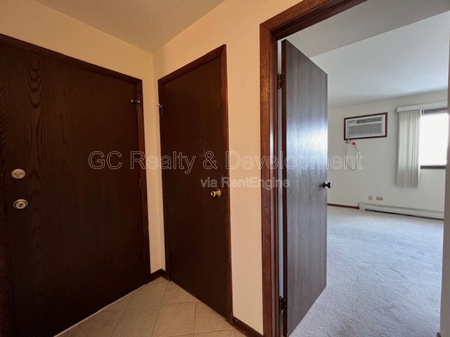 *** LA GRANGE PARK / 2 BDRM - 1 BTH / COIN LAUNDRY IN BUILDING *** property image