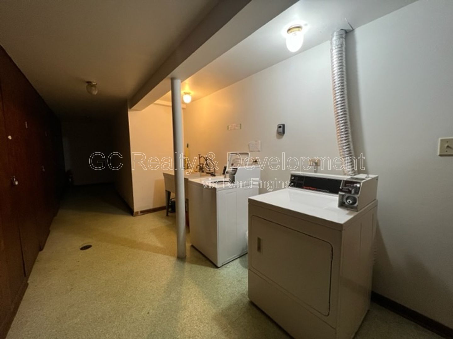*** LA GRANGE PARK / 2 BDRM - 1 BTH / COIN LAUNDRY IN BUILDING *** property image