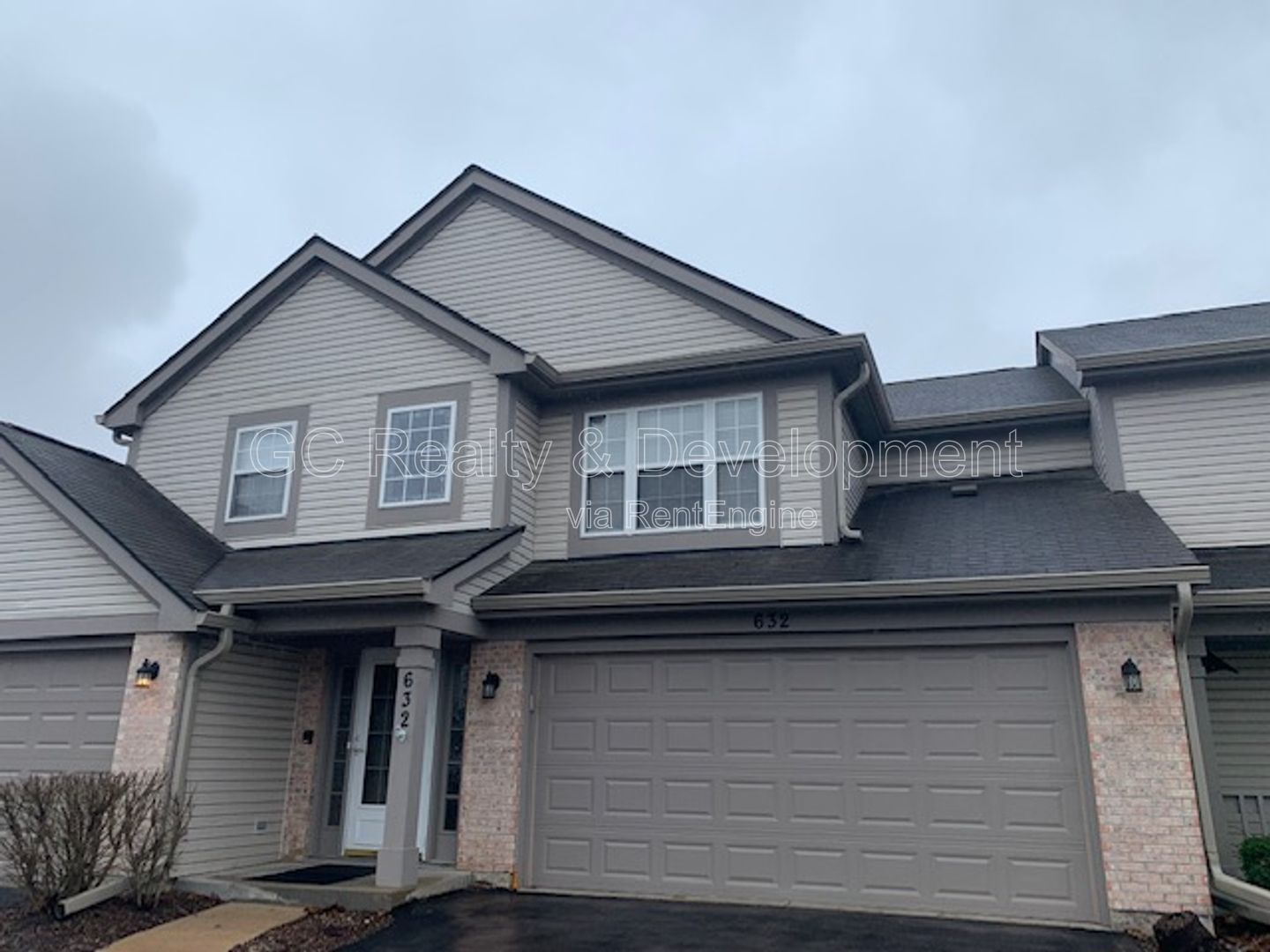 *** 2 BDRM+LOFT / 2 BTH / FULL SIZED LAUNDRY / ATTACHED GARAGE / VAULTED CEILINGS / EAT IN KITCHEN *** property image