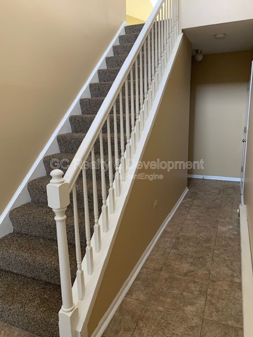 *** 2 BDRM+LOFT / 2 BTH / FULL SIZED LAUNDRY / ATTACHED GARAGE / VAULTED CEILINGS / EAT IN KITCHEN *** property image