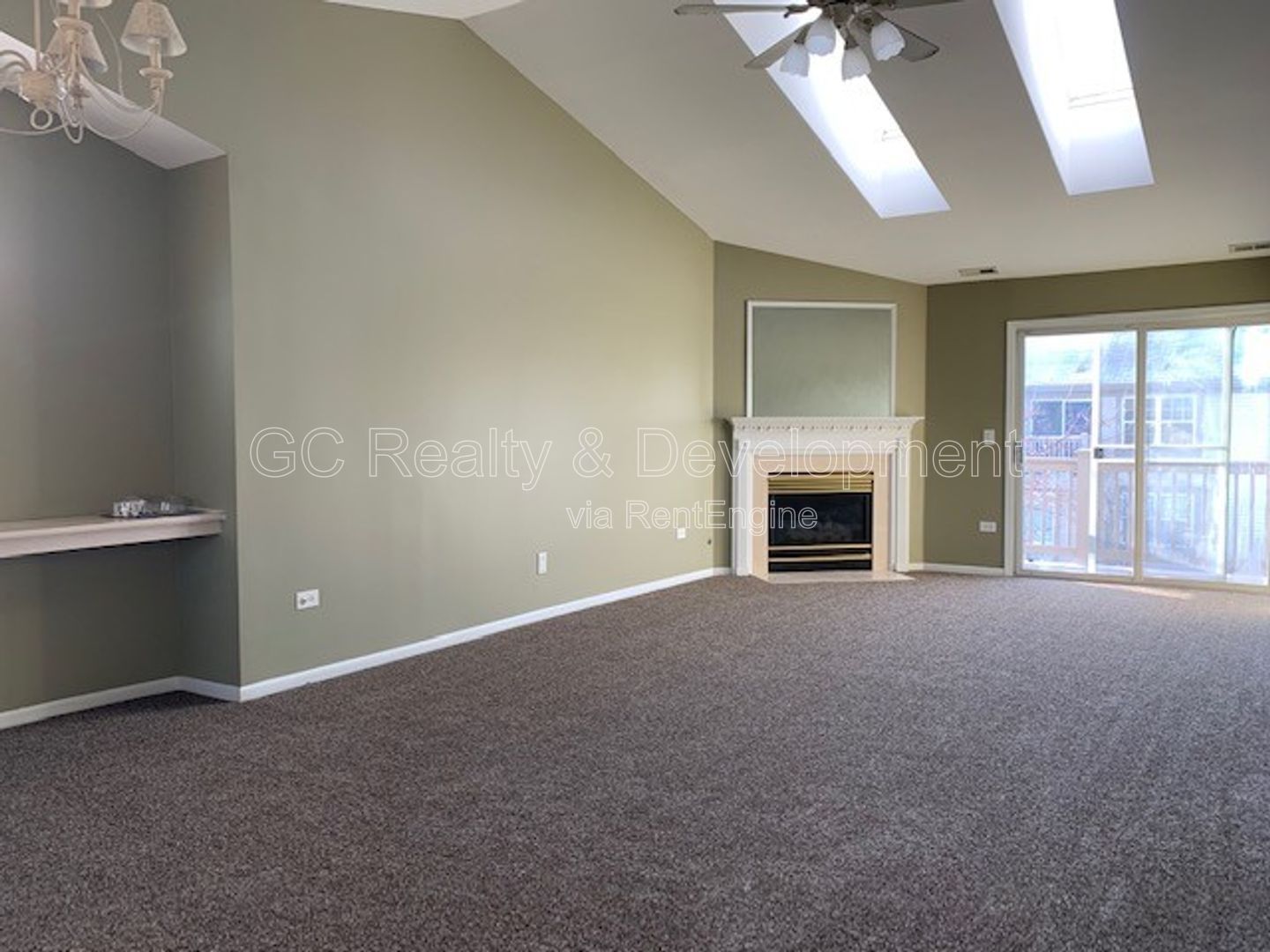 *** 2 BDRM+LOFT / 2 BTH / FULL SIZED LAUNDRY / ATTACHED GARAGE / VAULTED CEILINGS / EAT IN KITCHEN *** property image